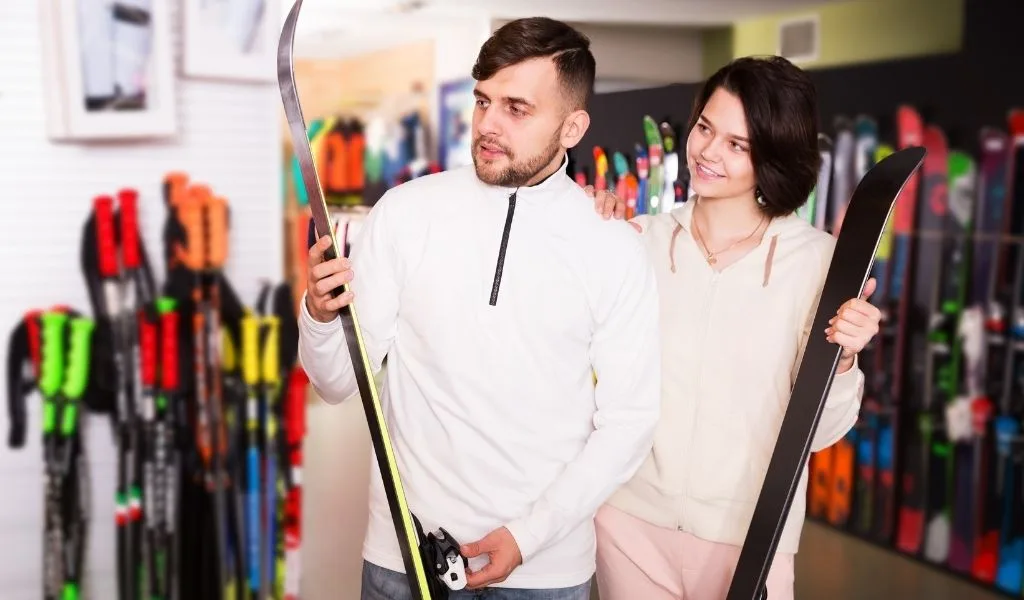 Come scegliere gli sci: consigli per trovare il paio giusto