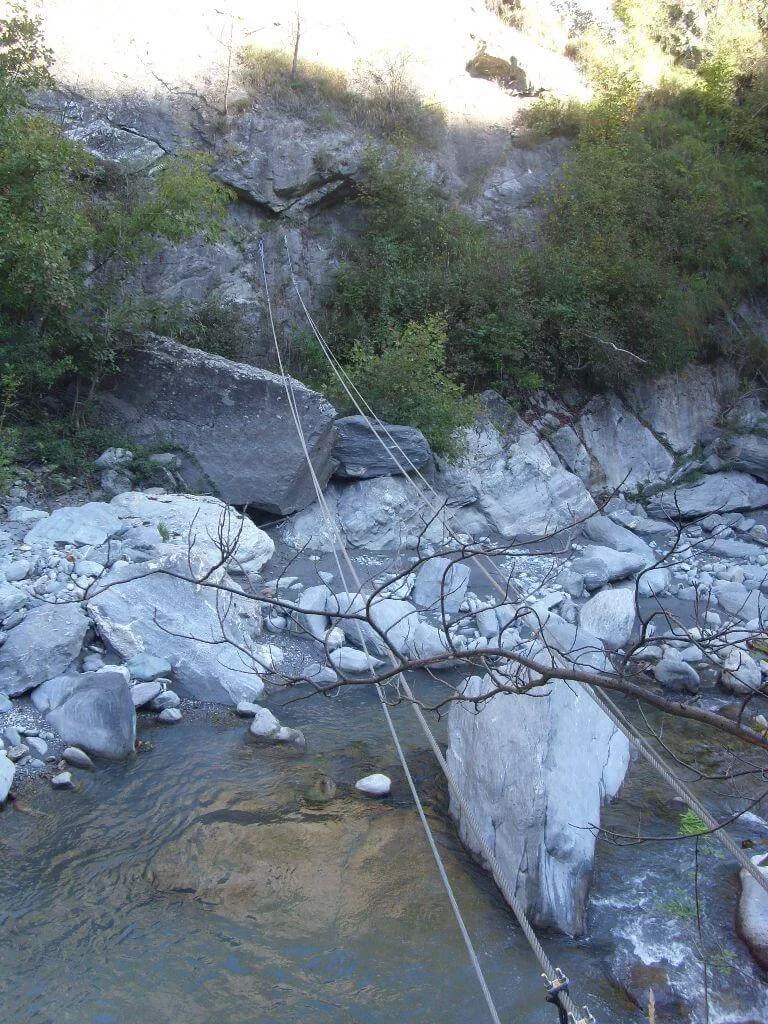 Ferrata delle Gorge: avventura mozzafiato tra pareti scoscese e panorami spettacolari