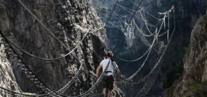 Scopri il ponte tibetano a %location%: avventura sospesa tra le nuvole