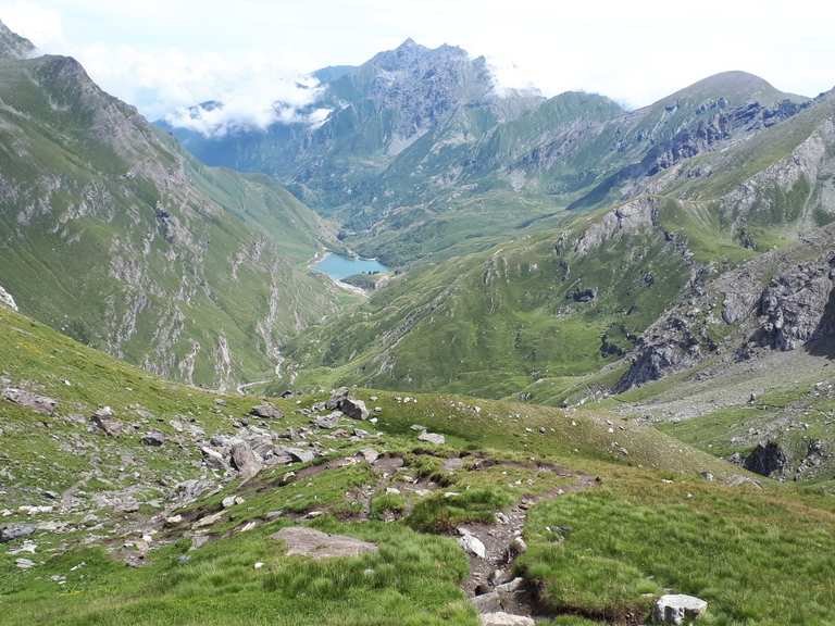Scopri il Rifugio Tazzetti: trekking panoramici nei boschi di %location%