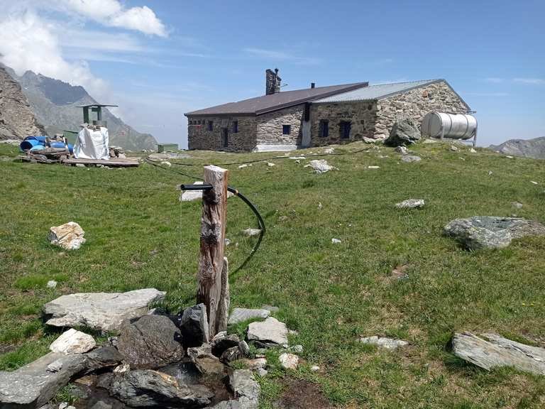 Scopri il Rifugio Tazzetti: trekking panoramici nei boschi di %location%