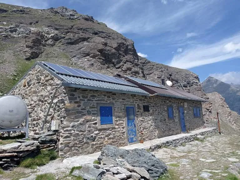 Scopri il Rifugio Tazzetti: trekking panoramici nei boschi di %location%