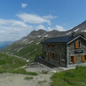 La Casermetta: rifugio alpino sul Col de la Seigne tra storia e natura