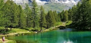 Lago Blu: Scopri la sua incantevole acqua turchese nel cuore di %location%