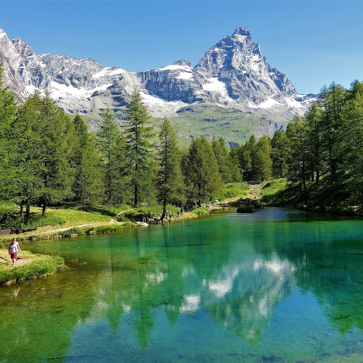 Lago Blu: Scopri la sua incantevole acqua turchese nel cuore di %location%