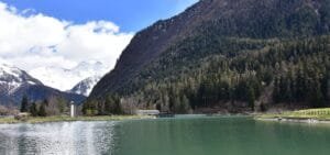 Lago di Brusson: scopri il paradiso nascosto nella natura incontaminata