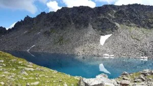 Lago di Pietra Rossa: un’escursione tra silenzi e paesaggi lunari