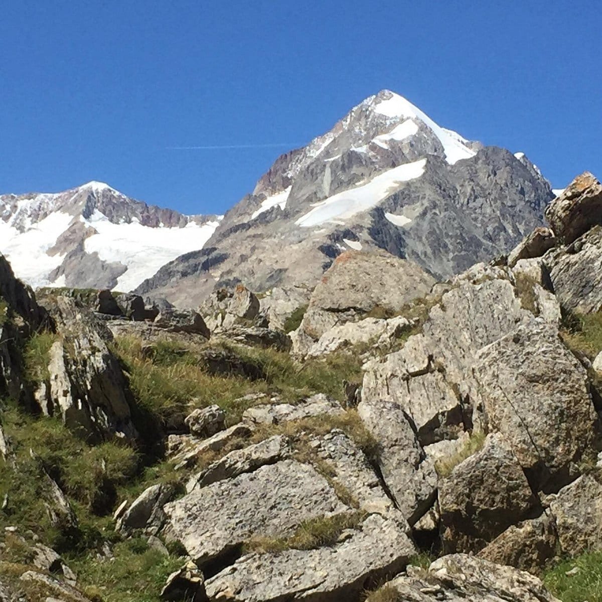 Scopri il lago Checrouit: paesaggi mozzafiato e avventure indimenticabili nel cuore delle Alpi