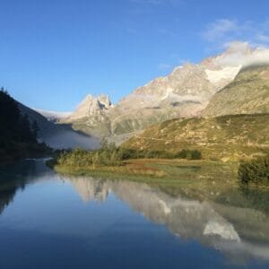 Lago di Combal: il gioiello alpino della Val Veny che apre le porte al Monte Bianco