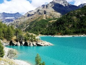 Lago Di place moulin​: il gioiello artificiale della Valpelline che conquista con le sue acque giada