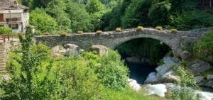 Scopri il sentiero dei ponti e degli orridi: un'avventura tra natura e panorami mozzafiato a %location%