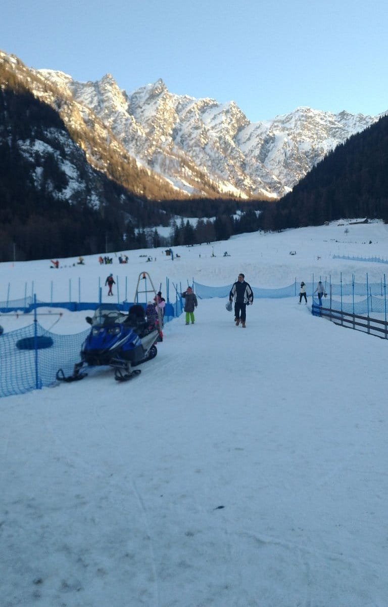 Scopri il parco giochi sulla neve Flassin: divertimento unico per famiglie a %location%