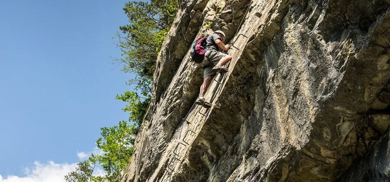 Esplora il sentiero attrezzato degli Alpini a Punta Charrà: panorami mozzafiato